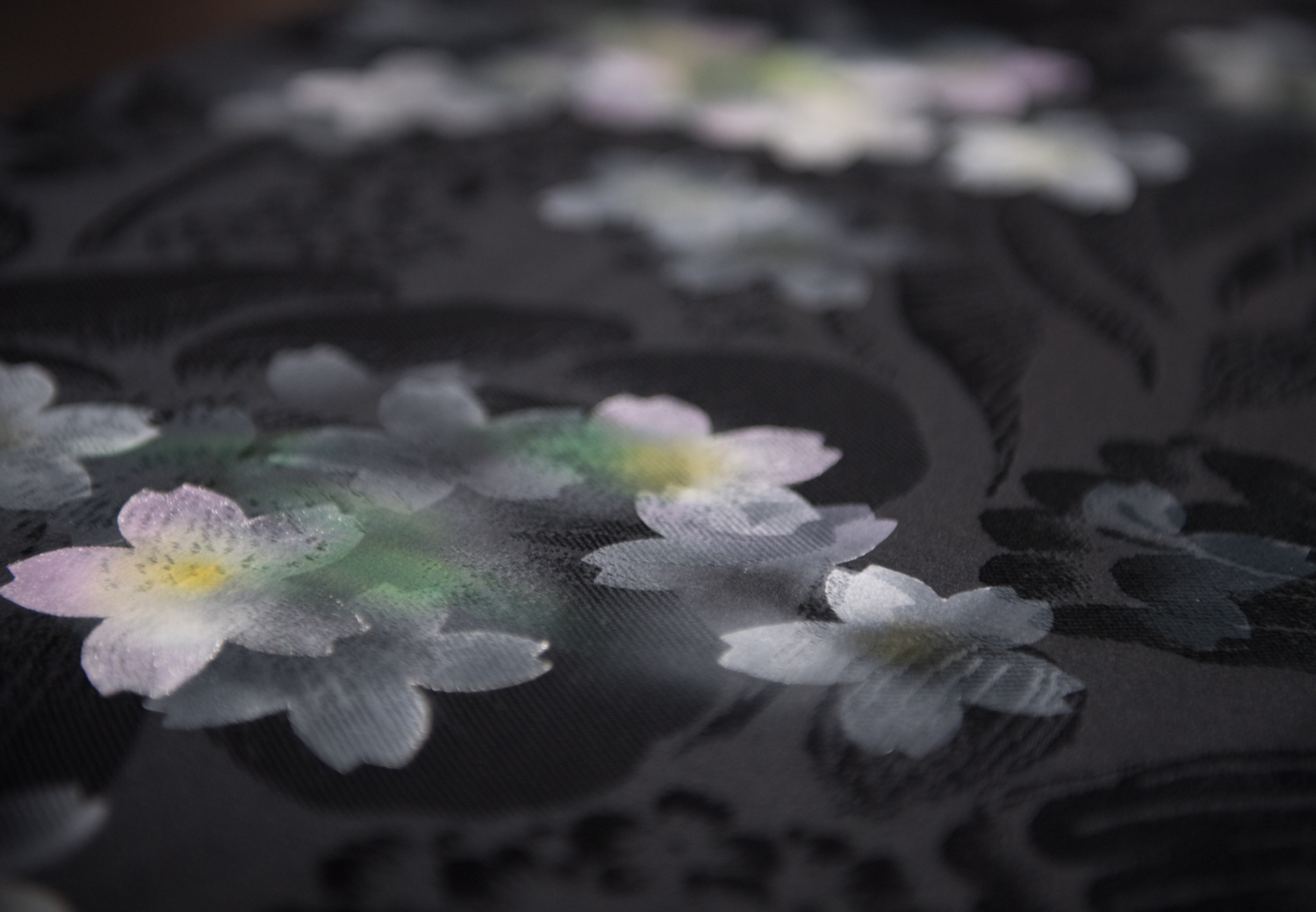 花柄の黒色の生地