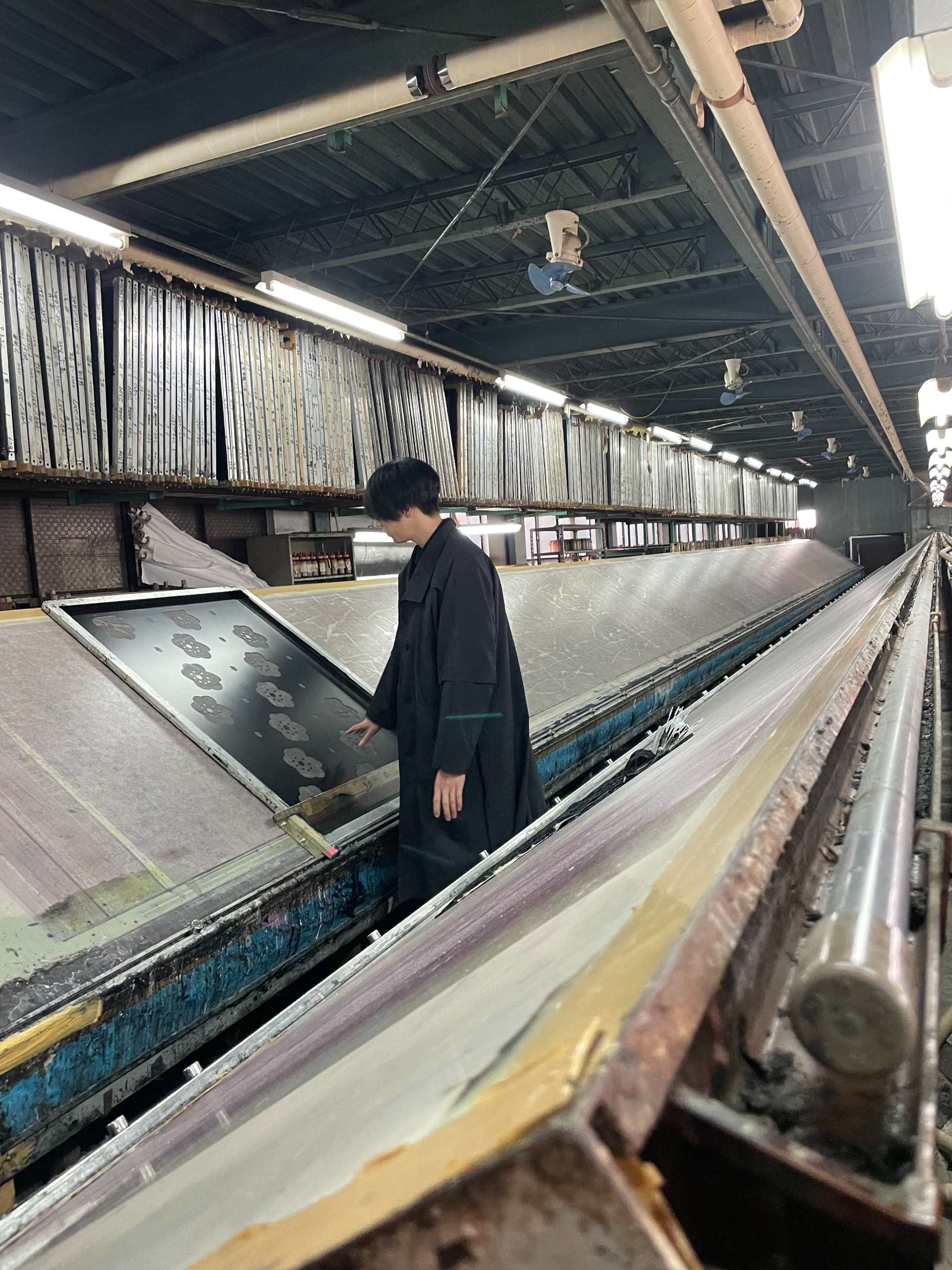 職人の染色作業