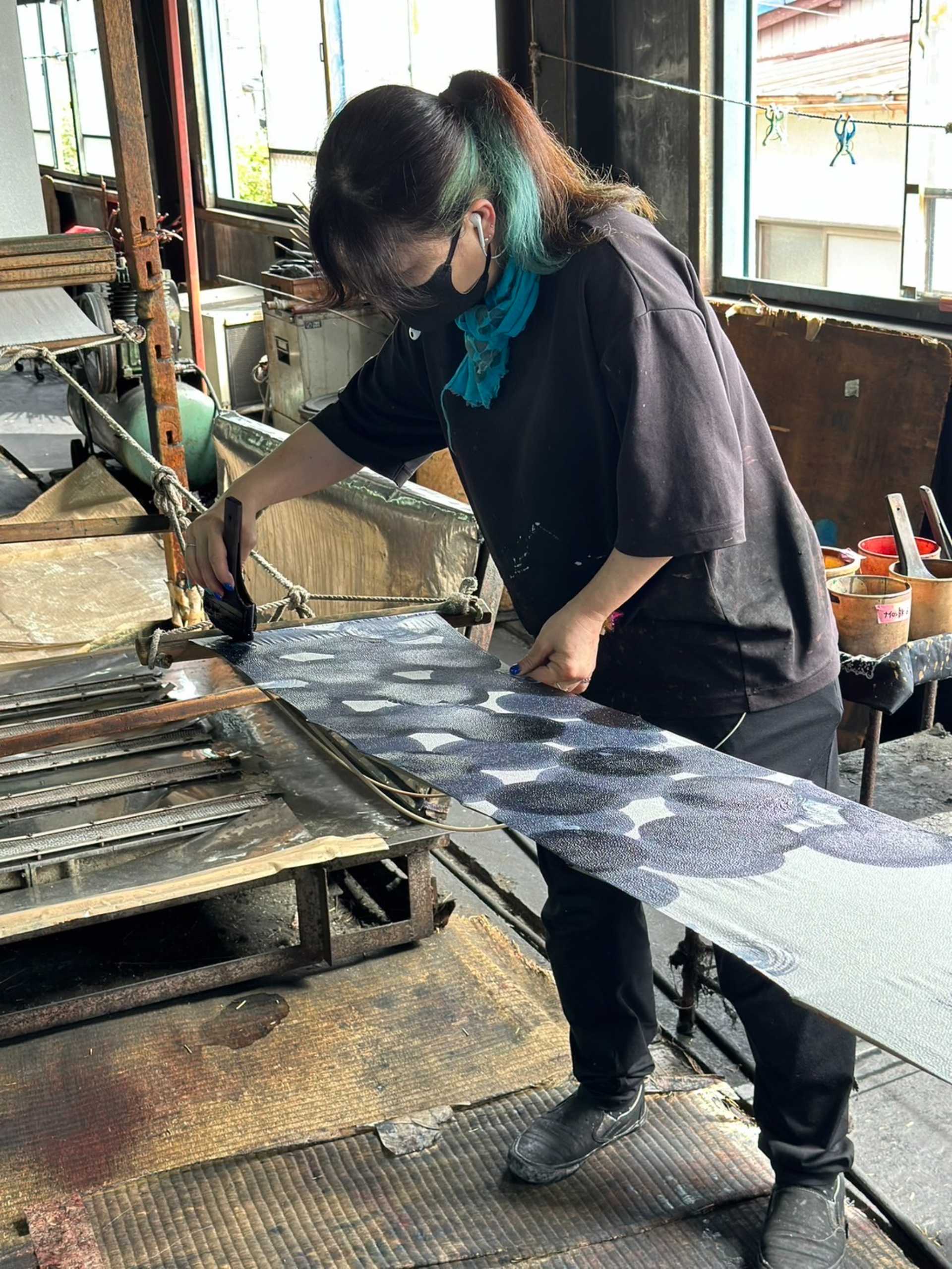 職人の染色作業