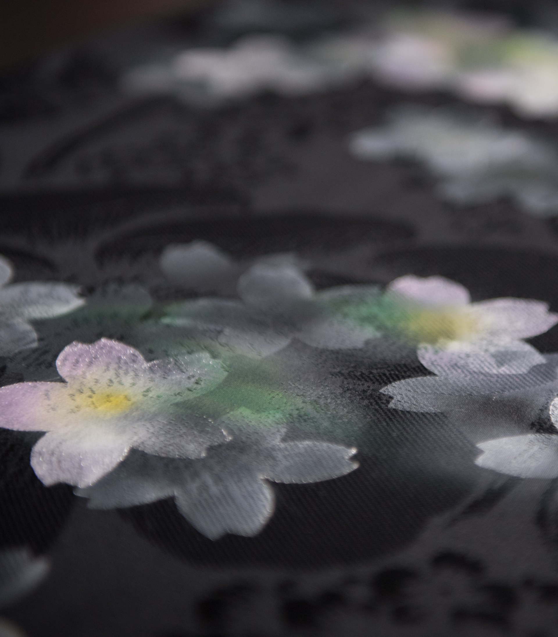 白花柄の黒生地