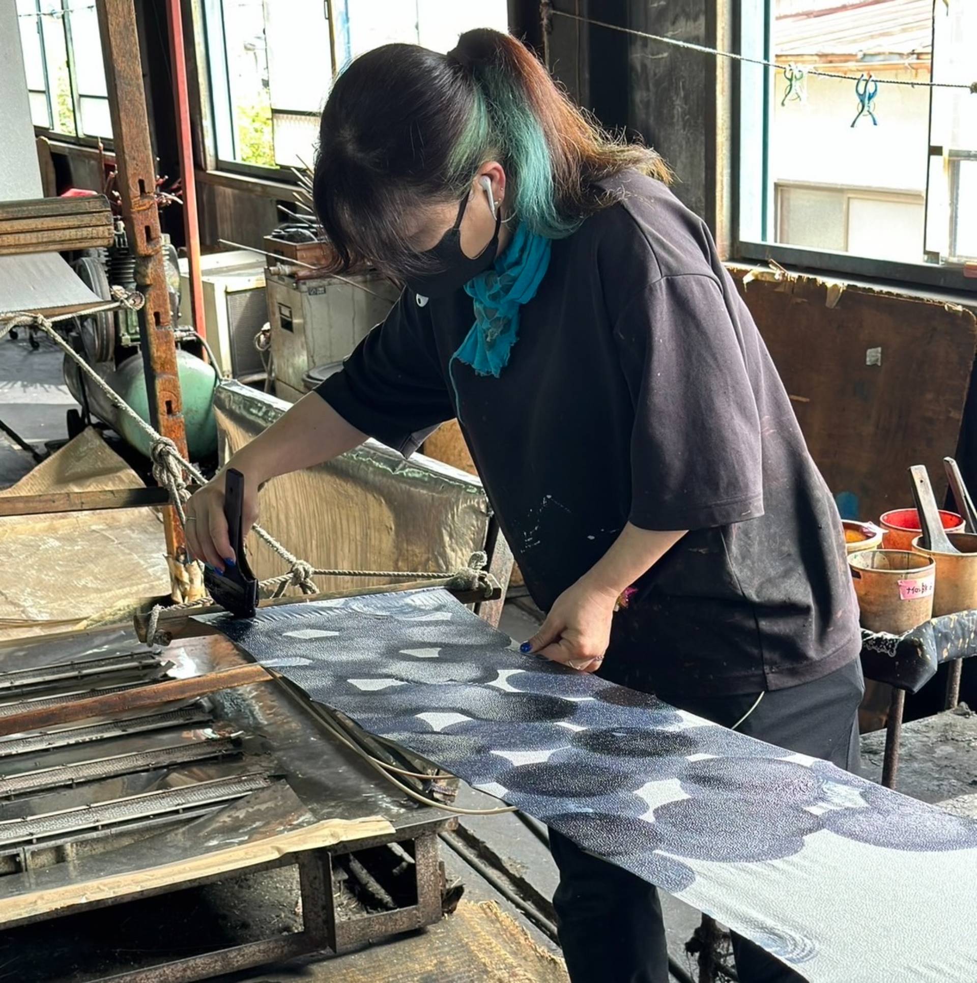 職人の染色作業