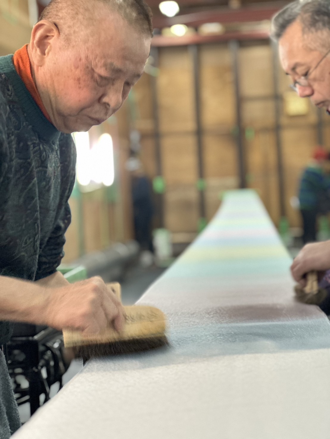 職人の染色作業